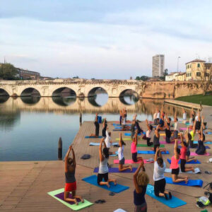 business hotel a Rimini, tempo libero, yoga al Ponte di Tiberio