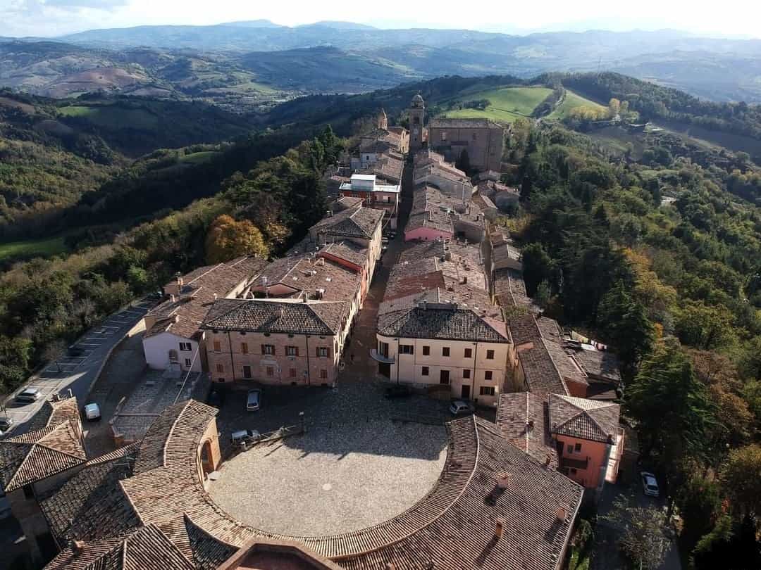 Antico borgo fortificato di Mondiano, che si trova su una cresta con un panorama mozzafiato tra la Romagna e le Marche Il borgo di Mondaino