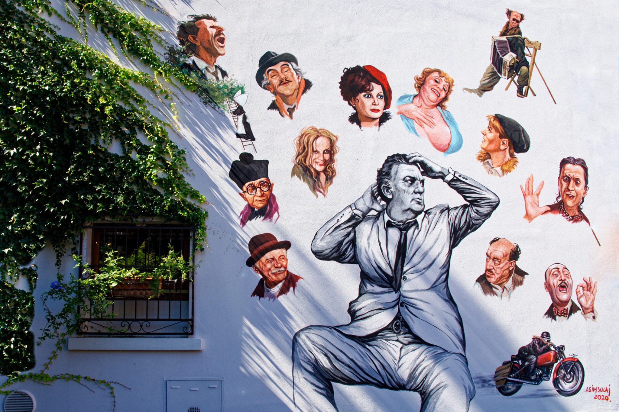 Tra le cose belle da vedere a Rimini ci sono i bellissimi murales di Borgo Ssan Giuliano. In questa immagine si vede un murales dedicato al grande maestro del cinema Federico Fellini murales di Borgo San Giuliano a Rimini