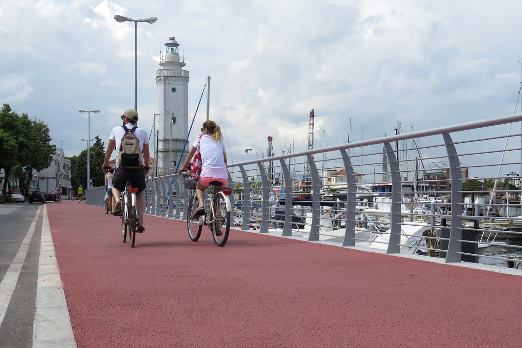 Pista ciclabile a destra del porto di Rimini