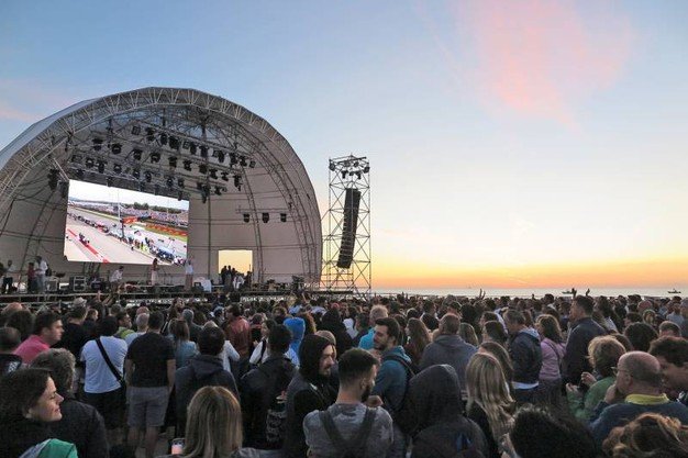 Musica e divertimento in spiaggia a Rimini