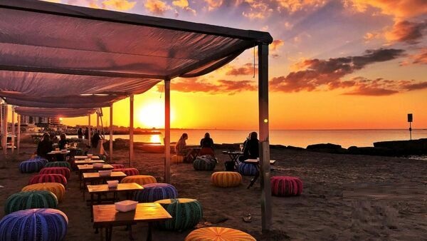 Musica e aperitivi in spiaggia a Rimini